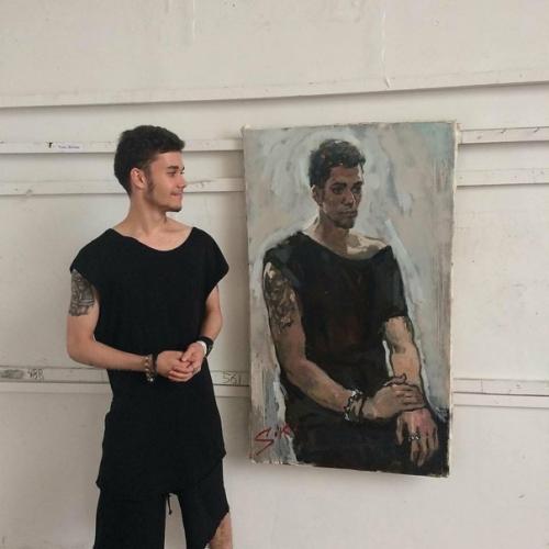 Это натурщики (те кто позируют художнику), а вот рисовала всех одна художница, и кстати ужасно). 03