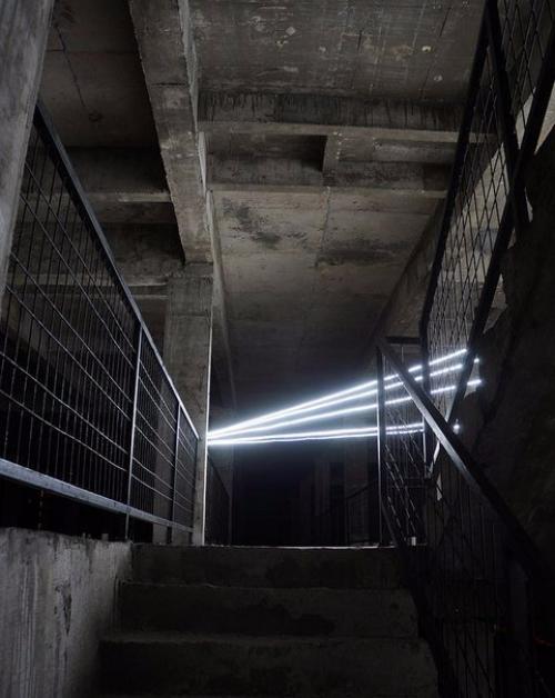 Звезда из светодиодов внутри недостроенного здания. 06