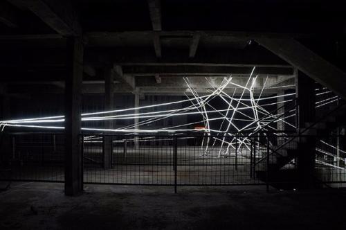 Звезда из светодиодов внутри недостроенного здания. 07