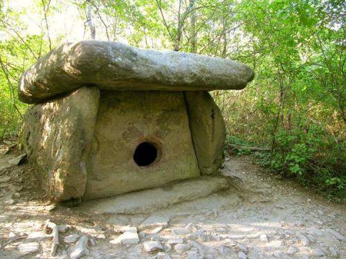 Вот уже 200 лет историки и археологи, антропологи и лингвисты бьются над тайной происхождения дольменов. 01 Вот уже 200 лет историки и археологи, антропологи и лингвисты бьются над тайной происхождения дольменов. 01