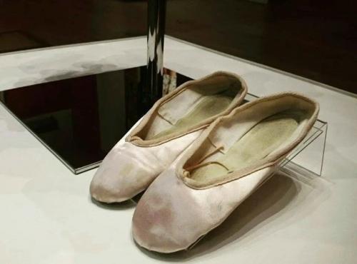 В Анкаре турок приобрёл окровавленные балетные туфельки Эми уайнхаус за 3900 долларов. 01