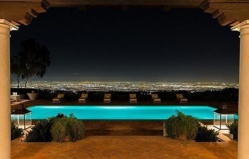 Да она просто какая-то фантастическая! 08