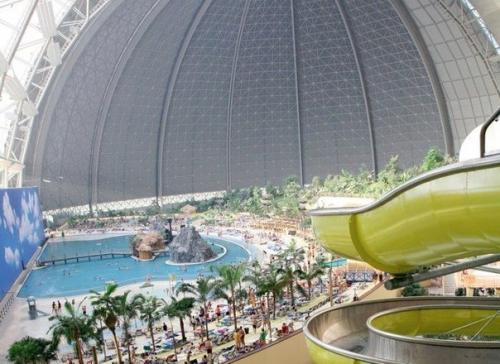 Гигантский ангар для дирижаблей в тропический курорт превратился. 02