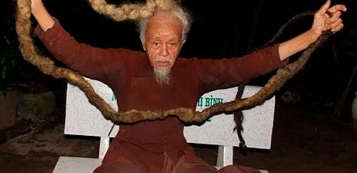 Мужчина не стриг волосы 70 лет, и последние 30 лет не мыл голову. 01