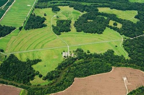 Пойнт.
В луизиане существует обширный комплекс земляных построек, известных как 
