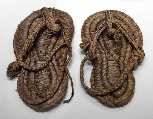 Трудно поверить, но этим сандалиям от 5 до 7 тысяч лет.
