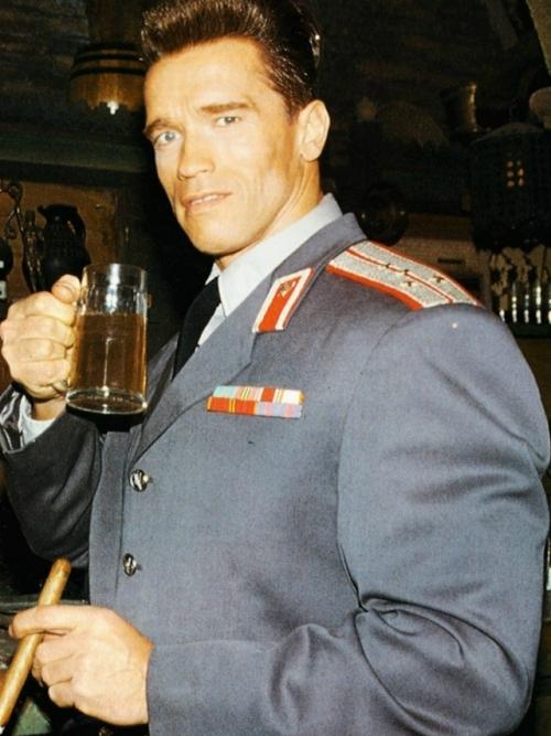 Шварценеггер приехал в Ссср за искусством, мехами и легендой - и ни один пункт не пропустил. 02