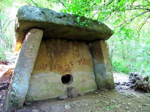 Вот уже 200 лет историки и археологи, антропологи и лингвисты бьются над тайной происхождения дольменов. 02 Вот уже 200 лет историки и археологи, антропологи и лингвисты бьются над тайной происхождения дольменов. 02