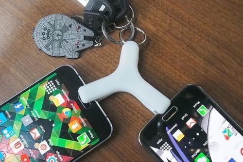 Брелок для подзарядки смартфона от себе подобного.