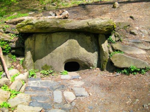 Вот уже 200 лет историки и археологи, антропологи и лингвисты бьются над тайной происхождения дольменов. 05 Вот уже 200 лет историки и археологи, антропологи и лингвисты бьются над тайной происхождения дольменов. 05