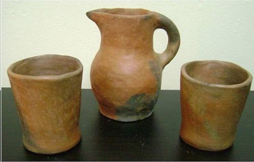 В музее перу выставлены странные экспонаты. 01