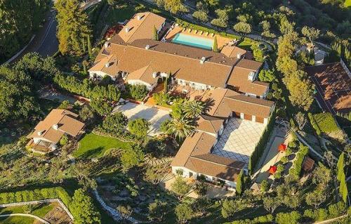 Да она просто какая-то фантастическая! 02