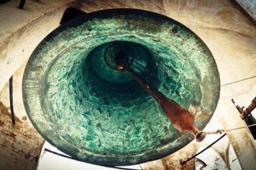 Как колокола переплавке противились. 
