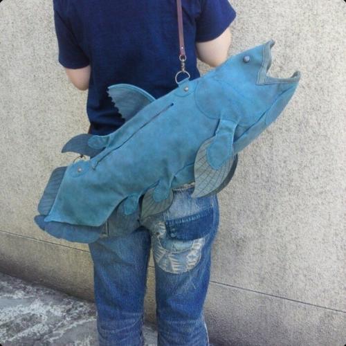 Японский художник различные аксессуары в виде жутких гигантских существ создаёт. 06