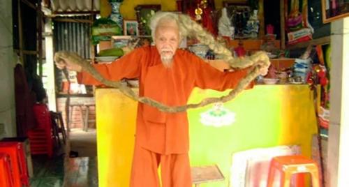 Мужчина не стриг волосы 70 лет, и последние 30 лет не мыл голову. 02