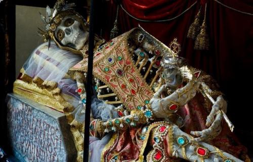 Тайна римских катакомб: жуткие древние скелеты, усыпанные драгоценными камнями. 09 Тайна римских катакомб: жуткие древние скелеты, усыпанные драгоценными камнями. 09