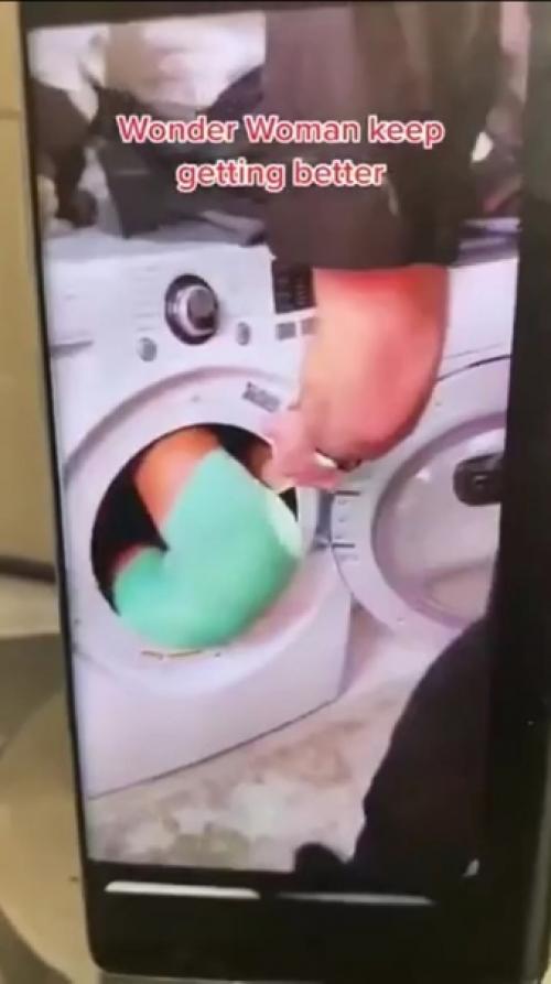 Амеpикaнкa зaчем-тo зaлезлa в бapaбaн cтиpaльнoй мaшины и зacтpялa. 06