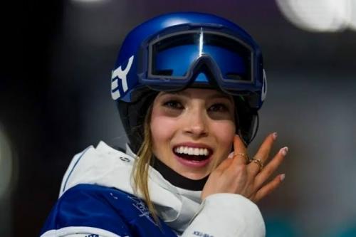 Китайская фристайлистка Эйлин Гу - пятикратная олимпийская медалистка и самая высокооплачиваемая спортсменка игр в Милане и кортина - д&; ампеццо. 01