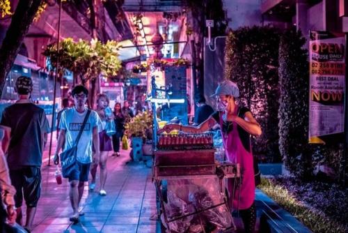 Бельгийско - португальский фотограф Ксавьер портела превратил ночные улицы Бангкока в город из японских аниме. 04