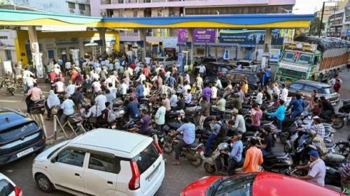 В Индии люди массово скупают топливо из-за слухов о возможном дефиците - в очередях на заправку стоят сотни водителей.

