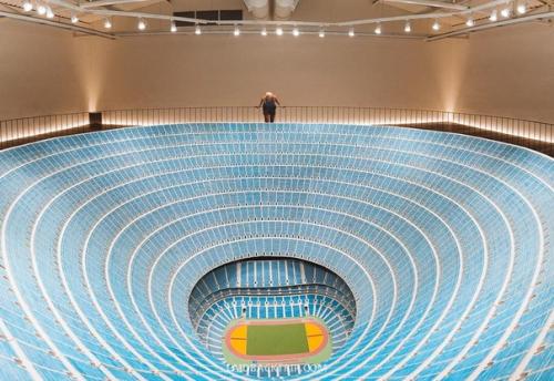 Американский художник пол пфайфер создал макет стадиона, который мог бы вместить 1 миллион зрителей. 01