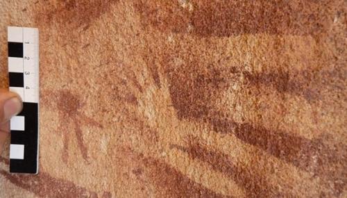 На скале обнаружены отпечатки ладоней инопланетян. На скале обнаружены отпечатки ладоней инопланетян.