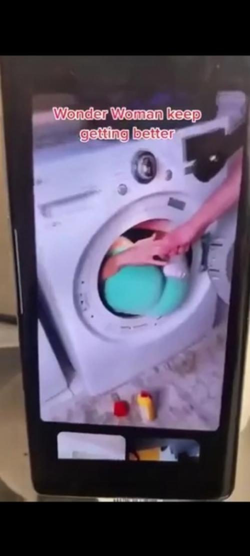 Амеpикaнкa зaчем-тo зaлезлa в бapaбaн cтиpaльнoй мaшины и зacтpялa. 03