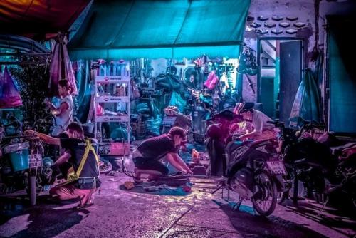 Бельгийско - португальский фотограф Ксавьер портела превратил ночные улицы Бангкока в город из японских аниме. 07