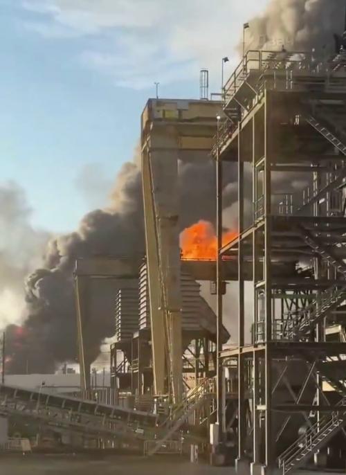 Восьмой по величине нефтеперерабатывающий завод в США выведен из строя в результате взрыва, - Kfdm.

