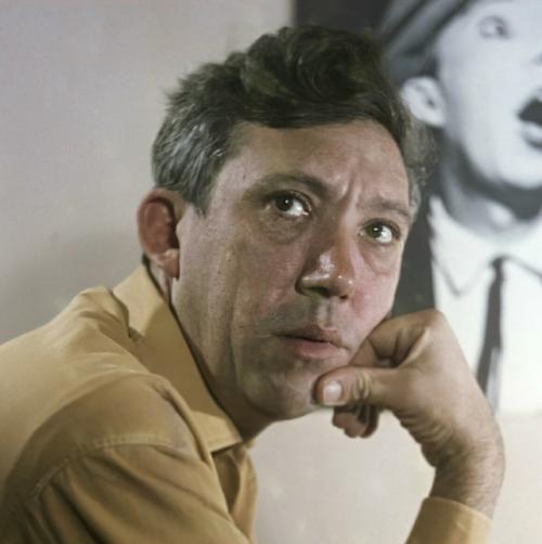 А сейчас мы проедем эту большую стену, и вы увидите район, где все бросили пить и курить. 
