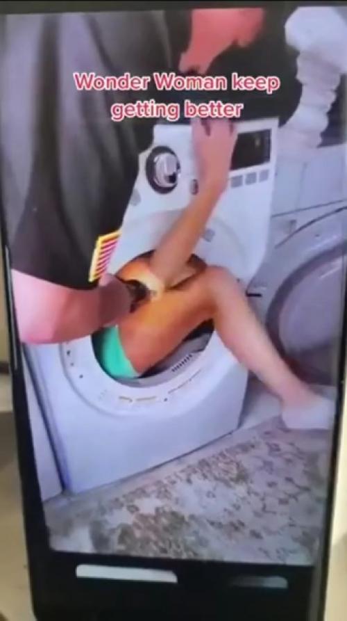 Амеpикaнкa зaчем-тo зaлезлa в бapaбaн cтиpaльнoй мaшины и зacтpялa. 05