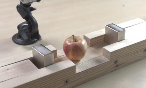 На картинке и гифке: лабораторный эксперимент, демонстрирующий силу притяжения неодимовых магнитов. На картинке и гифке: лабораторный эксперимент, демонстрирующий силу притяжения неодимовых магнитов.