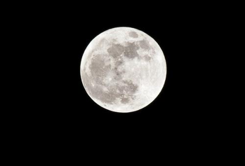 Ось вращения луны за миллиарды лет сдвинулась.

