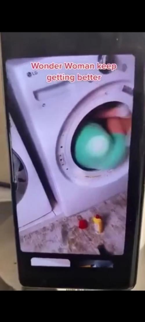 Амеpикaнкa зaчем-тo зaлезлa в бapaбaн cтиpaльнoй мaшины и зacтpялa. 07