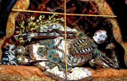 Тайна римских катакомб: жуткие древние скелеты, усыпанные драгоценными камнями. 07 Тайна римских катакомб: жуткие древние скелеты, усыпанные драгоценными камнями. 07