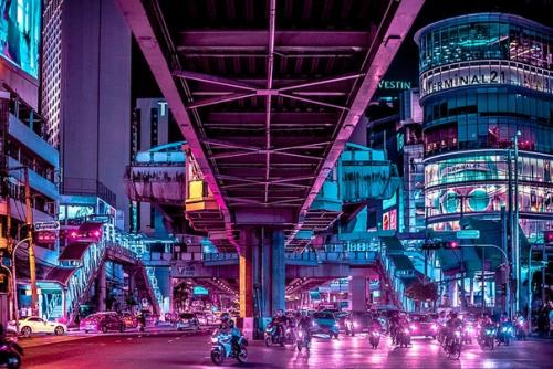 Бельгийско - португальский фотограф Ксавьер портела превратил ночные улицы Бангкока в город из японских аниме. 03