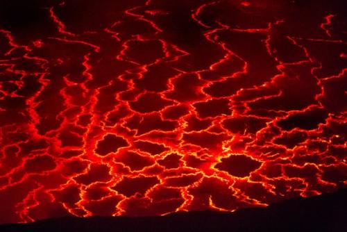 Явление.  Вулканолог Брэдли амброз совершил восхождение к кратеру активного вулкана ньирагонго в демократической республике конго. 04