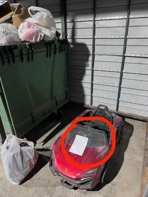 Иногда самые странные объявления появляются не на сайтах - а прямо у мусорных контейнеров. 01