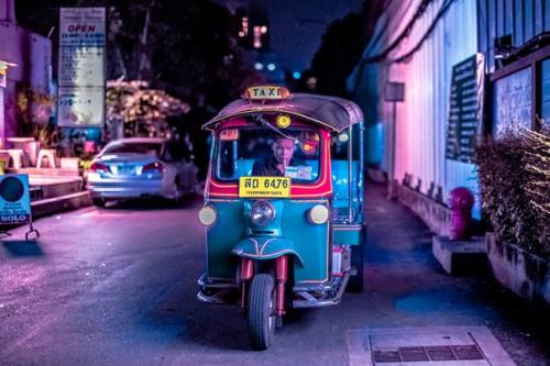 Бельгийско - португальский фотограф Ксавьер портела превратил ночные улицы Бангкока в город из японских аниме. 02