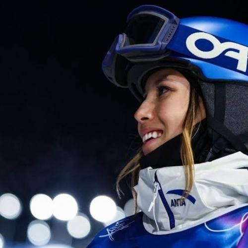 Китайская фристайлистка Эйлин Гу - пятикратная олимпийская медалистка и самая высокооплачиваемая спортсменка игр в Милане и кортина - д&; ампеццо. 08