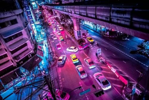 Бельгийско - португальский фотограф Ксавьер портела превратил ночные улицы Бангкока в город из японских аниме. 09