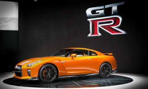 Мощность суперкара 2017 Nissan GT - R достигает 565 лошадиных сил. Мощность суперкара 2017 Nissan GT - R достигает 565 лошадиных сил.