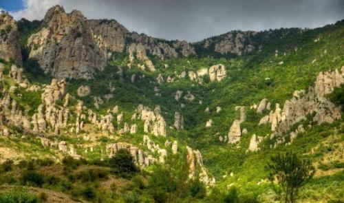 Долина призраков.   Эта долина протянулась южным склоном живописного горного массива демерджи, что является частью главной гряды крымских гор. 02