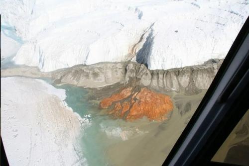 Загадочный водопад в Антарктиде. 01 Загадочный водопад в Антарктиде. 01