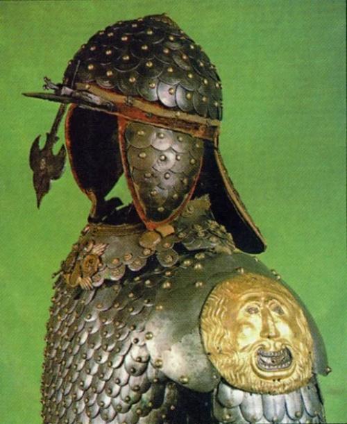 Необъяснимые маски на плечах у правителей старого и нового света. 02