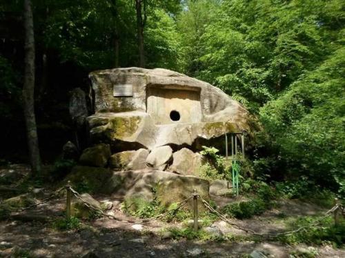 Уникальный памятник мегалитической культуры, расположенный в лазаревском лесничестве сочинского национального парка. 01