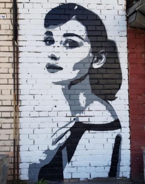 В Петербурге появились три граффити с одри хепберн. 01