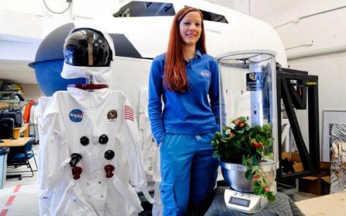 Молодая изобретательница представила робота - садовника для космических миссий. Молодая изобретательница представила робота - садовника для космических миссий.
