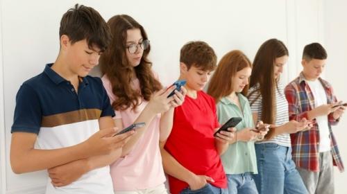 Минус 120 000 слов за год: психологи выяснили, что люди говорят все меньше.
