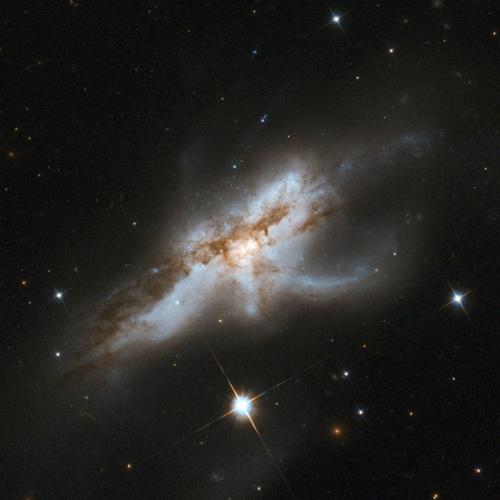 Вселенские аварии.  Галактики, не поделившие перекресток. 04